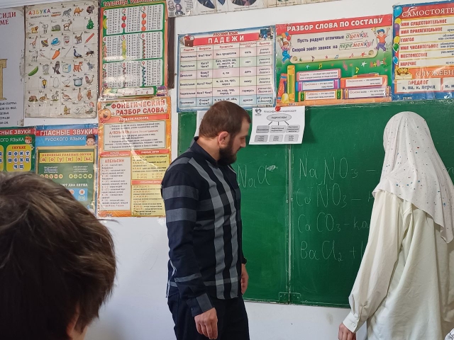 Сегодня в нашей школе учитель Газалиев Раджаб Магомедович провел открытый урок по химии в 8 классе .