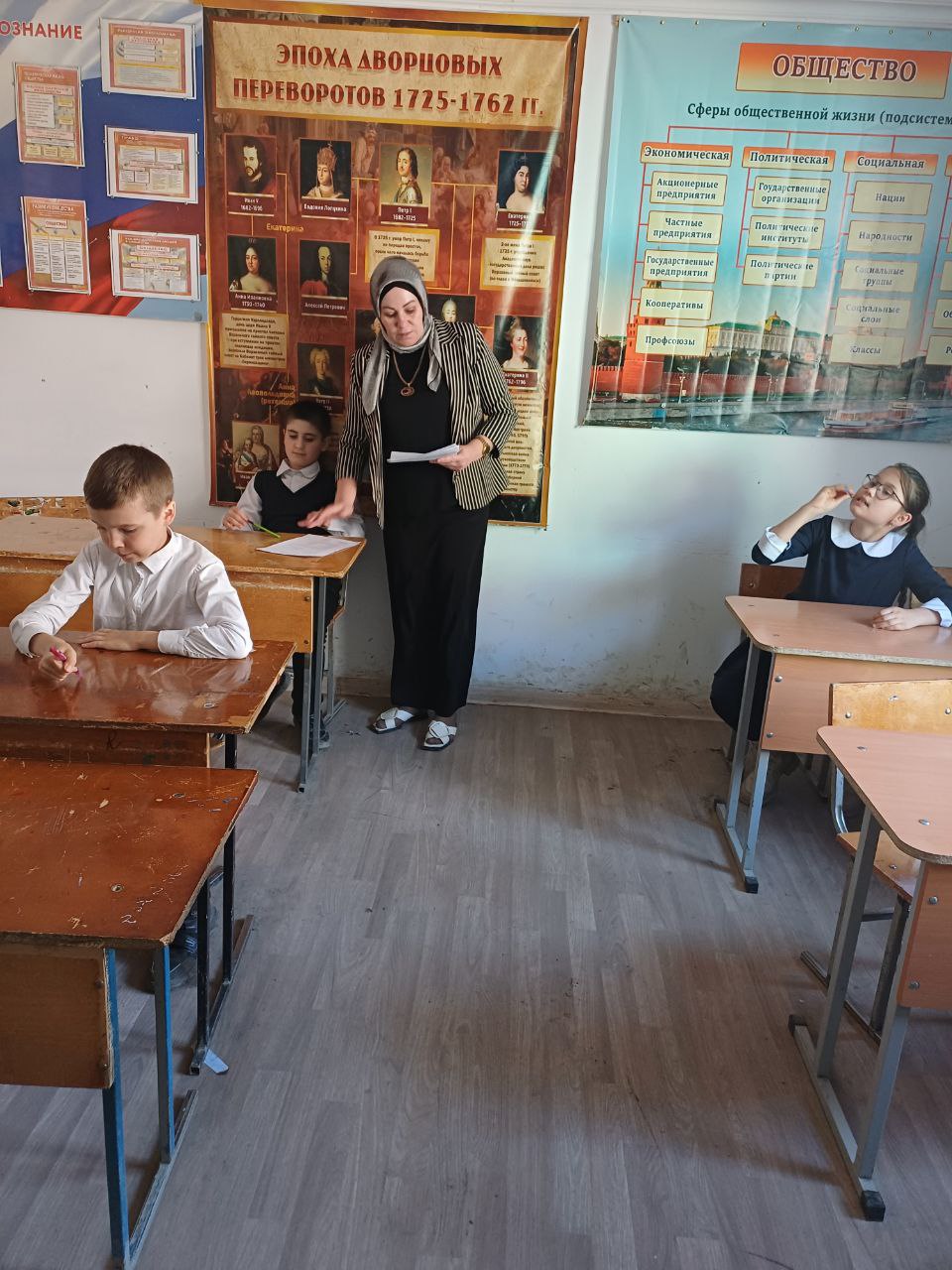 Сегодня в начальной школе зам.директора по УВР Курбанова А.В провела олимпиаду по русскому языку..